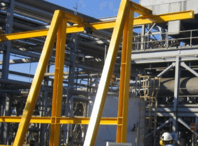 Pórtico metálico con viga carrilera en pozo petrolero